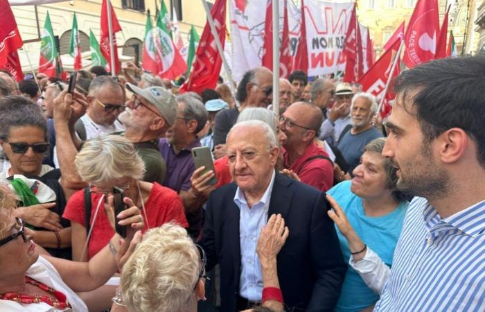 Der Gouverneur von Kampanien, Vincenzo De Luca, ist zurück in Rom, um gegen die Meloni-Regierung zu demonstrieren