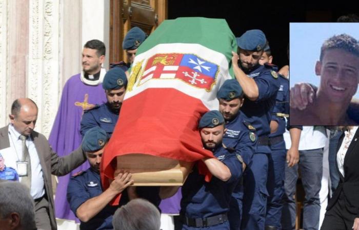 Die Beerdigung von Pietro Stipa, ein herzzerreißender Abschied von dem Seemann, der beim Unfall von Maddalena ums Leben kam