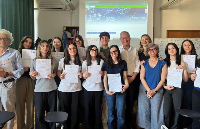Lamezia, Zertifikate über „biomedizinische Krümmung“, die an das Florentiner Gymnasium übergeben wurden