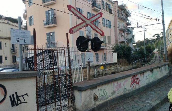 POZZUOLI/ „Der Bahnübergang in der Via Vallone Mandria muss geöffnet werden, da er ein wichtiger Fluchtweg ist“ – Chronik Flegrea