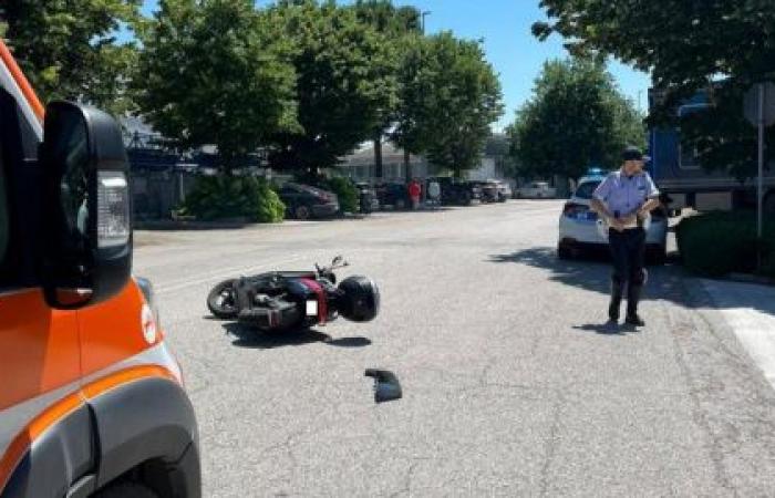 Ein Lastwagen versperrt die Sicht, Kollision zwischen Autos und Motorrollern in Bellocchi: Zentaur im Krankenhaus
