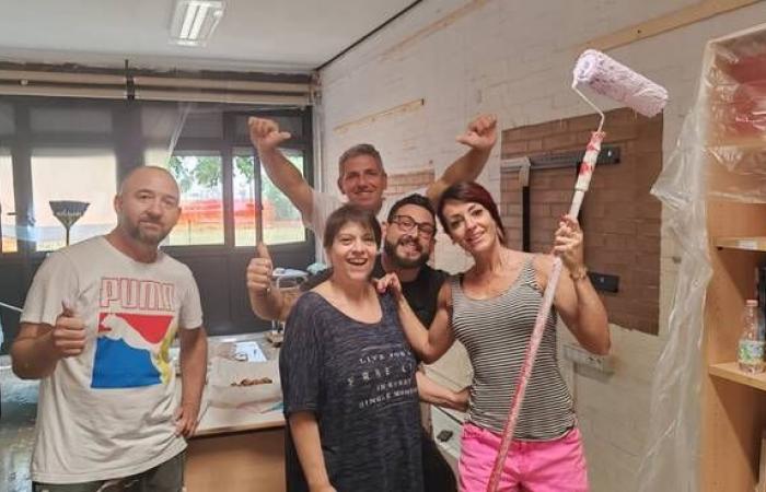 Aktive Teilnahme. Lehrer und Eltern renovieren Klassenzimmer und Gemeinschaftsräume der Pasini-Grundschule in Ravenna