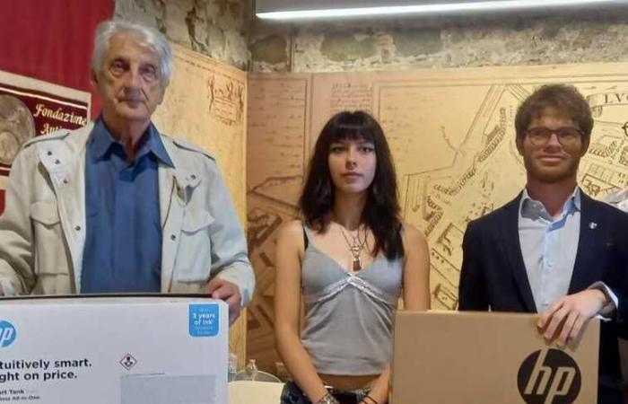 Lucca, ein PC und ein Drucker, um dem Mädchen zu helfen, das bei der Tragödie von Torre Il Tirreno zur Waise wurde