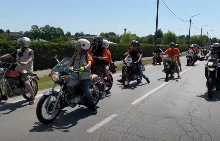 Cremona Sera – Die Veranstaltung zum Gedenken an Alberto Cagni, den 2015 verstorbenen Enthusiasten und Sammler von Oldtimer-Motorrädern. Freunde gründeten die Gruppe „Quelli della Rust“, um sein Andenken weiterzuführen