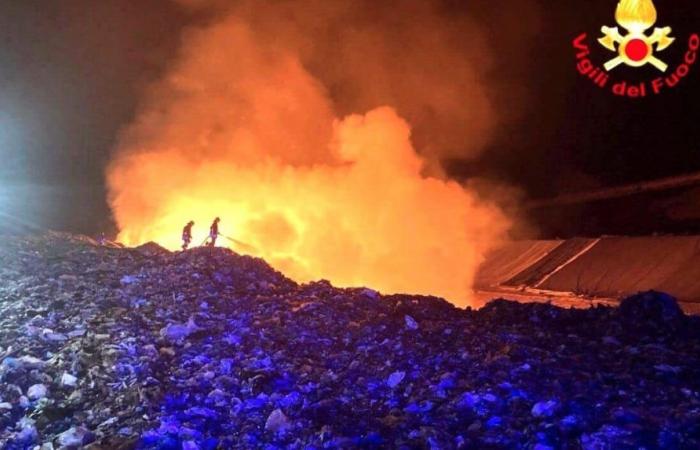 Riesige Brandstiftung auf der Mülldeponie in Palermo, Luftalarm: „Fenster geschlossen halten“