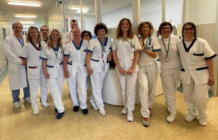 Krankenhaus Cremona Sera – Oglio Po: Ab dem 1. Juli wird die Abteilung von 6 auf 12 Betten erweitert. Es kommen auch neue Mitarbeiter hinzu: ein Kardiologe, drei Krankenschwestern und zwei Krankenschwestern. Begeisterung und Emotionen bei den Betreibern