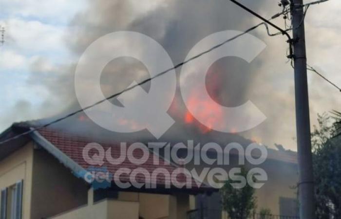 RIVAROLO CANAVESE – Wütendes Feuer verwüstet das Dach eines Gebäudes: Angst in der Via IV Novembre
