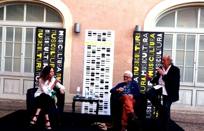 Vom Erfolg in Sanremo bis zum Streit mit Tenco spricht Gigliola Cinquetti in „La Controra“ von Musicultura über sich selbst (FOTO) – Picchio News