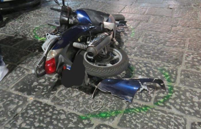 Unfall zwischen Auto und Roller, 16-Jährige und ihre 15-jährige Freundin in Arzano schwer verletzt