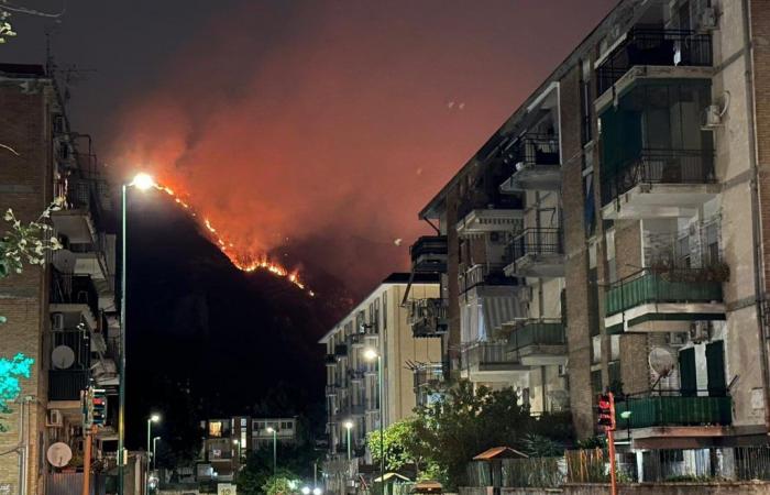 Brand in Neapel, Verdacht auf Brandstiftung: Es wird nach Auslösern gesucht