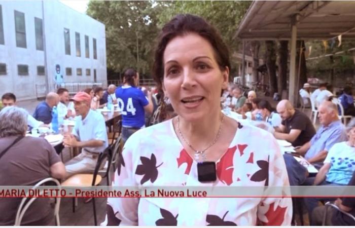 Einhundert Menschen am Tisch, um Obdachlosen zu helfen, unterstützt von „La nuova luce“. VIDEO Reggioline -Telereggio – Aktuelle Nachrichten Reggio Emilia |