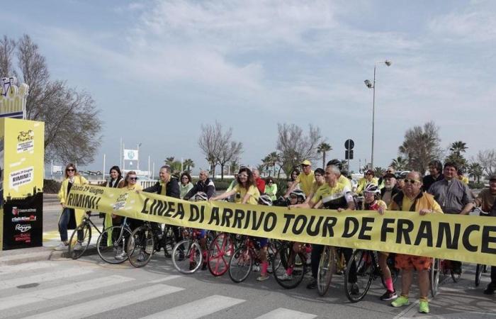 Die Straßen wurden für die Tour drei Stunden lang gesperrt. Rimini wurde von 400 Uniformierten „gepanzert“.