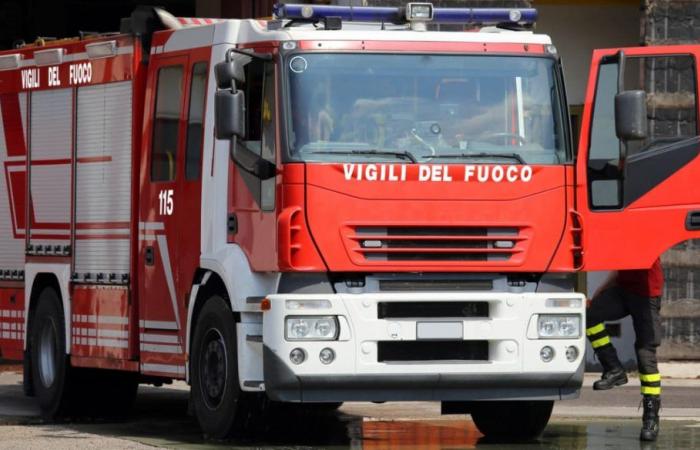 Großbrand in Neapel, Feuer und schwarzer Rauch auf dem Camaldoli-Hügel: Häuser von den Flammen bedroht