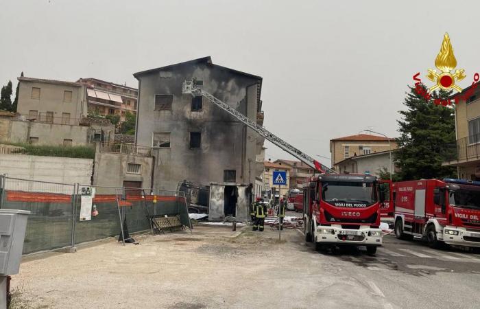 Tanker fängt Feuer, die Flammen beschädigen ein Gebäude: Wohnungen unzugänglich (FOTO) – Picchio News