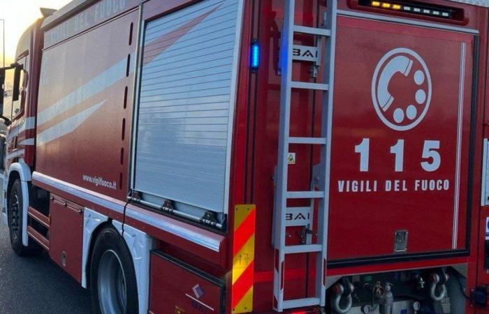 ▼ Brescia, Arbeiter stecken auf einem Kran fest: von Feuerwehrleuten gerettet – BsNews.it