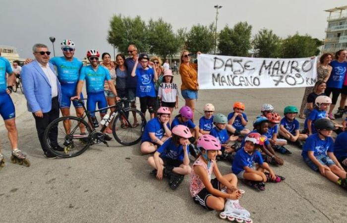 Mauro Guenci auf Skates von Triest nach Santa Maria di Leuca macht Halt in Senigallia: 500 km bereits zurückgelegt