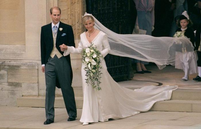 Eine antike Tiara und ein Kleid mit Tausenden von Perlen: das „einfache“ Königshaus von Sophie von Edinburgh, die heute vor 25 Jahren Prinz Edward heiratete