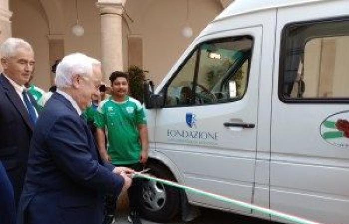 Ein Kleinbus für die Athleten von „Le tre rose rugby“ dank der Spende der CRAL-Stiftung