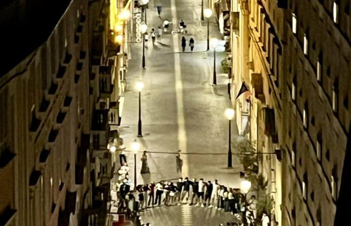 Am Abend vor den Staatsexamen singen die Studenten von Chieti Venditti entlang des Corso Marrucino [FOTO e VIDEO]