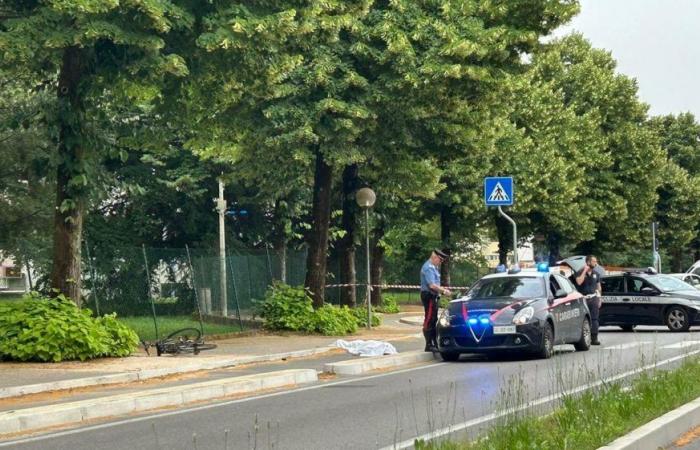 Treviso, Radfahrer wurde beim Überqueren der Straße an einem Fußgängerüberweg von einem Auto angefahren. Tragische Flucht auf den Bürgersteig, Aufprall auf den Kopf und Tod. Es ist sofort umstritten