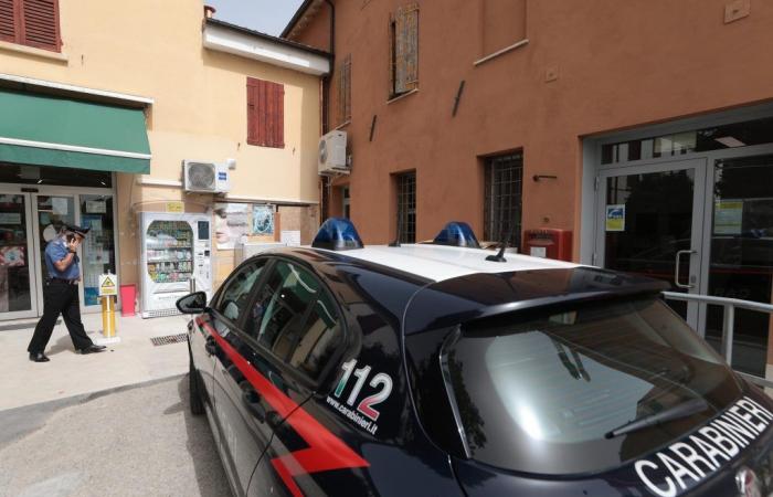 Coccolia in Ravenna, versuchter Raubüberfall auf das Postamt. Die Angestellte verbarrikadiert sich im Büro, der bewaffnete Bandit kommt mit leeren Händen davon