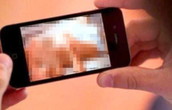 Brescia, ein Religionslehrer wegen Kinderpornografie verhaftet: explizite Bilder auf dem Handy eines Schülers