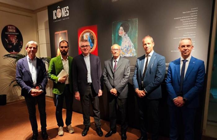„Wunderschön und aufregend“ Bischof Adriano besucht die immersive Icones-Ausstellung