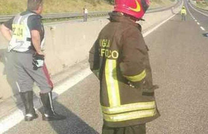 LKW-Fahrer wurde beim Fahren auf der Autobahn von einer Vespa gestochen, schockierender und beängstigender Unfall zwischen Senigallia und Marotta. Der Einsatz des Rettungsflugzeugs wurde abgesagt. Hier ist, was passiert ist