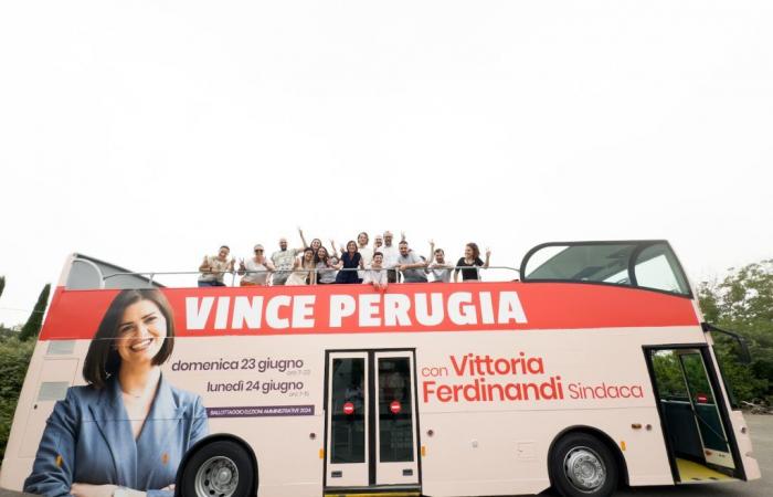 Perugia, Ferdinandi präsentiert den offenen Bus, der durch die Stadt fahren wird: die Fotos