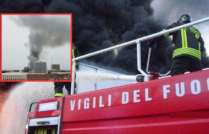 Großbrand in Rom im Stadtteil Magliana, Rauchsäule sichtbar in verschiedenen Bereichen der Hauptstadt