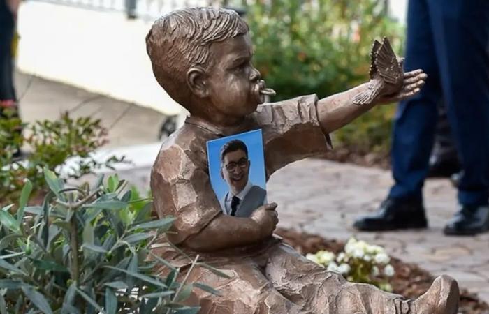 In Verona eine Skulptur zum Gedenken an den Polizisten Nicola Barbato im „Garten des Beispiels“