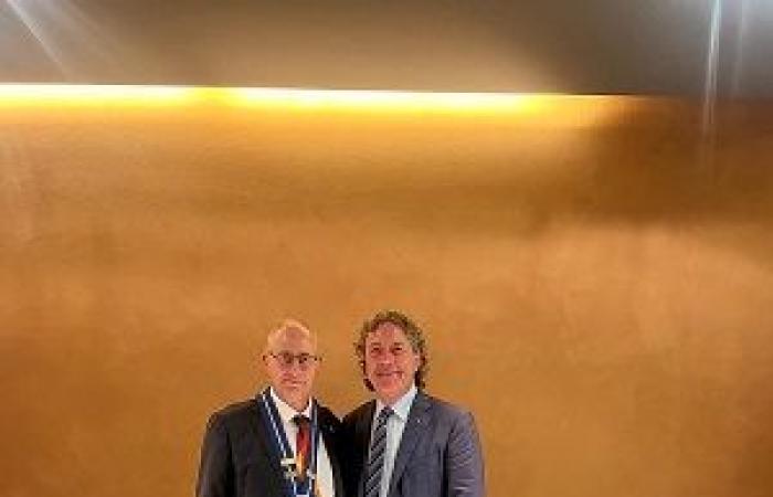 Ein unvergesslicher Abend im Rotary Club Lucca Giacomo Puccini: Alessandro Pachetti übergibt den Kragen an Andrea Boni