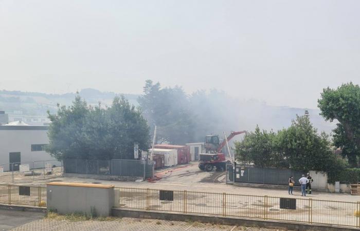 Baraccola, Feuerwehrleute im Einsatz, um den Brandbereich zu säubern. Rauch ist immer noch vorhanden – Nachrichten Ancona-Osimo – CentroPagina