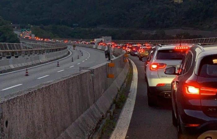 Der Albtraum des Sommerverkehrs kehrt nach Ligurien zurück, und ein genauer Plan für Autobahnbaustellen fehlt noch