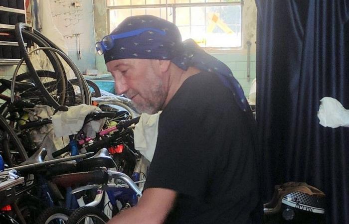 Nach dem Unfall und Monaten im Krankenhaus öffnet der Fahrradhersteller Luca Ridolfi den Laden erneut