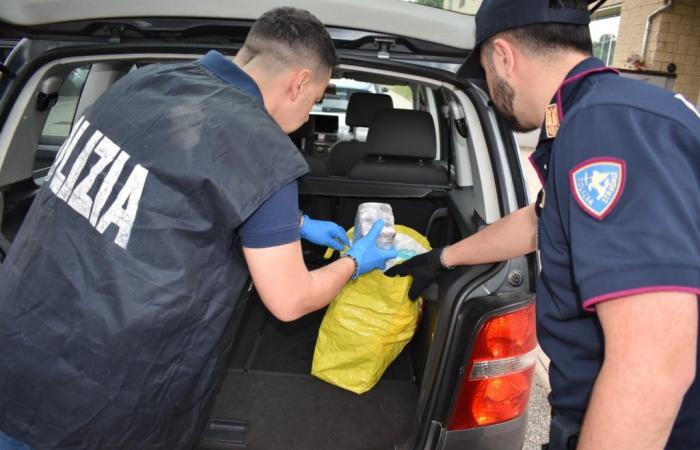 Immer noch Betäubungsmittel sichergestellt: Ein Mann bleibt stehen, während er 18 kg Haschisch mit sich führt. – Polizeipräsidium Novara