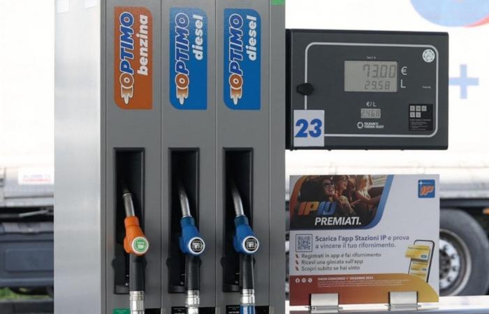 Der Benzinpreis steigt immer noch und übersteigt 2 Euro pro Liter
