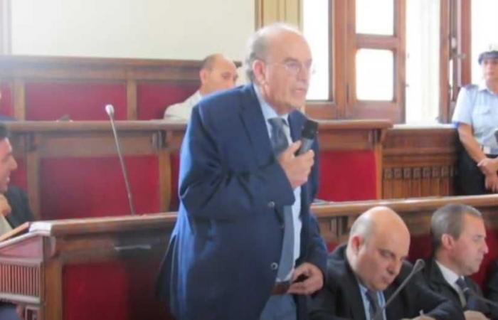 Minicuci fordert Massenrücktritt. Der offene Brief an die Stadträte: „Reggio von Skandalen überwältigt und die Gemeinde von der ‚Ndrangheta unterwandert“