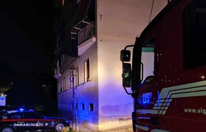 Velletri, Angst in der Nacht in der Via Fontana della Rosa: Carabinieri, 118 und Feuerwehr „retten“ eine Frau