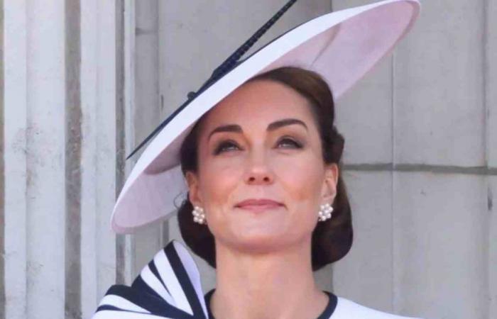 Kate Middleton, die Botschaft, die in den Perlenohrringen verborgen ist, bringt alle zum Weinen
