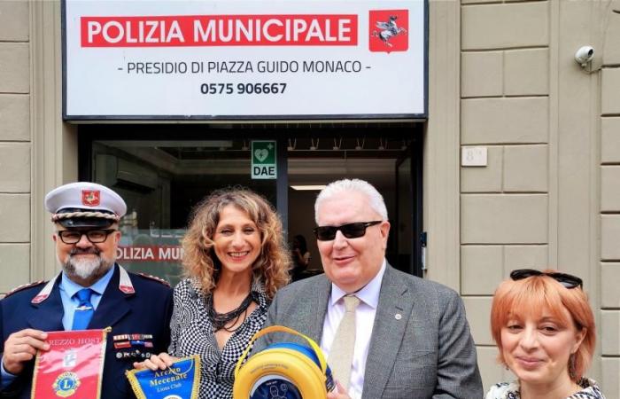 Ein neuer Defibrillator in der Garnison des Premierministers auf der Piazza Guido Monaco in Arezzo