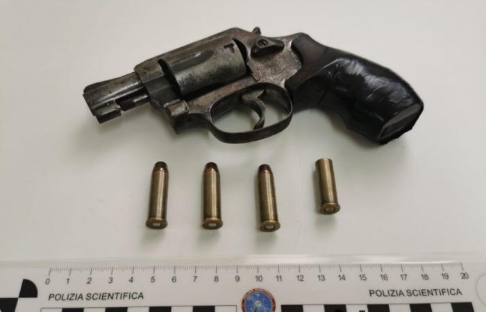 Illegaler Besitz einer Schusswaffe und Transport von Drogen: drei in Handschellen
