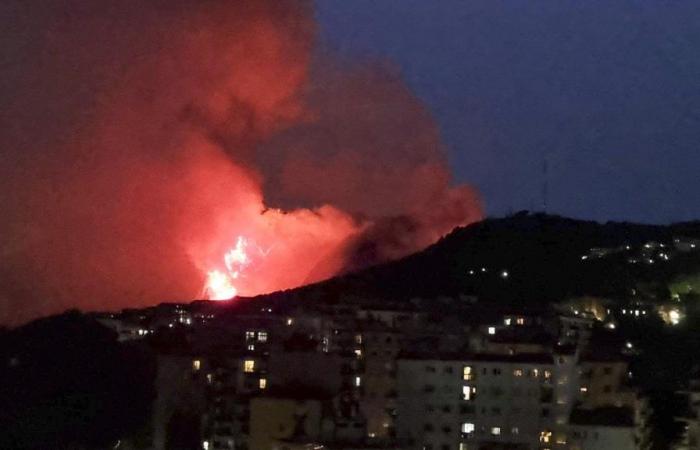 Maxi-Feuer auf dem Camaldoli-Hügel in Neapel, Feuernacht und Angst um die Häuser: Die Spur ist bösartig. Die Eremitage wurde geräumt, die Nonnen evakuiert