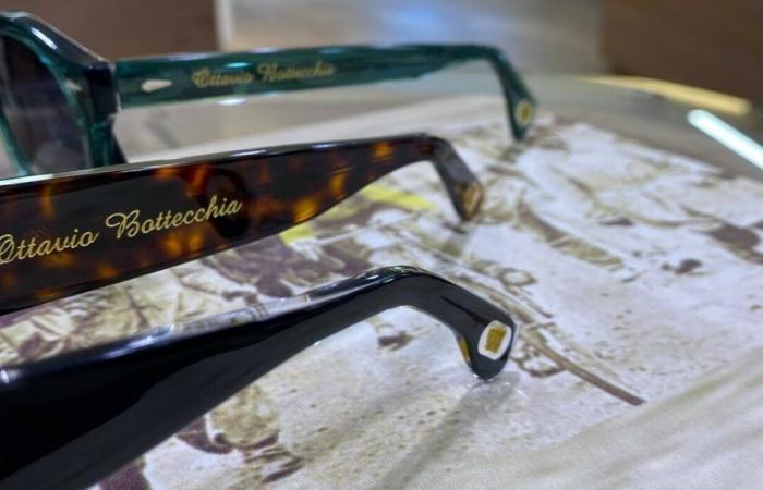 Sonnenbrille mit Fragmenten des Trikots, das Ottavio Bottecchia 1923 bei der Tour de France gewann, wird versteigert