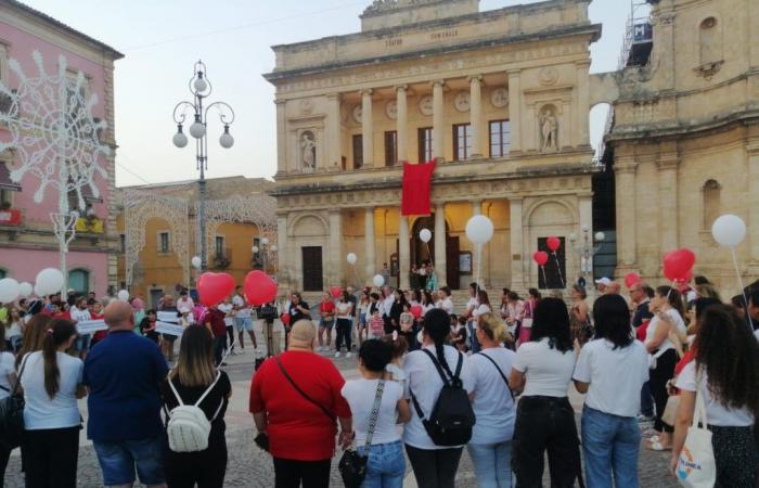 Auf dem Platz vereint sich die Familie Zaouali. Die Solidaritätsdemonstration in Vittoria