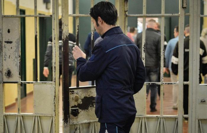 Insasse beging im Novara-Gefängnis Selbstmord. Die Gewerkschaften: „Bereits 44 Fälle in einem Jahr, die Regierung muss eingreifen“