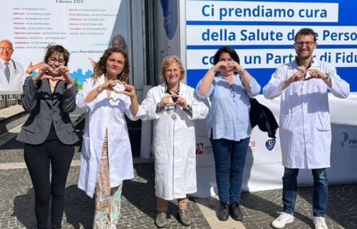 Die Gesundheitstour macht Halt in Viareggio: kostenlose medizinische Beratungen, körperliche Aktivitäten und gesellige Momente