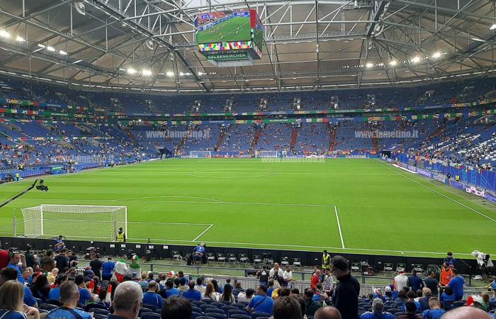 Von Lamezia nach Gelsenkirchen, ein Abend bei der Fußball-Europameisterschaft: die magische Atmosphäre auf den Rängen und der bittere Geschmack der Niederlage