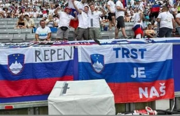 „Trst je nas“ auf einer slowenischen Flagge während des Spiels gegen Serbien: Es kommt zu Kontroversen