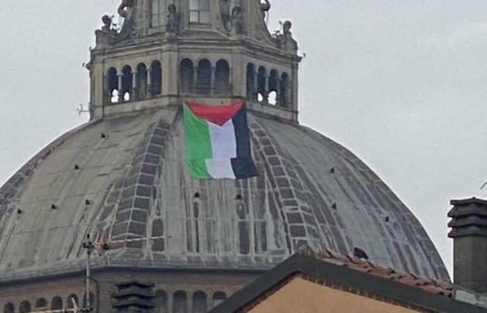 Die Flagge Palästinas erscheint auf der Kuppel der Kathedrale von Pavia: Digos ermittelt
